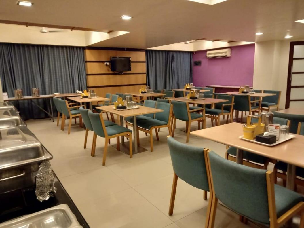 Treebo Trend Hotel Basera Pune Esterno foto